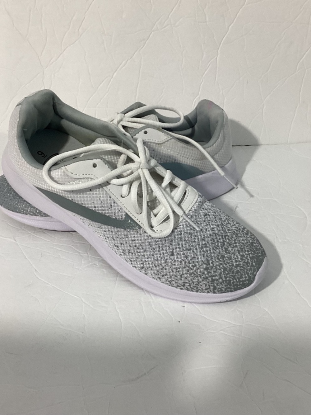 ATHLETIC WORKS WOMAN MEMORY FOAM GRAY SNEAKERS WALK SHOES SIZE 9 - Picture 4 of 10